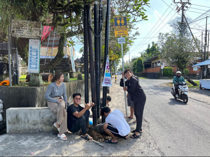 MAHASISWA KKN PPM UDAYANA KE-27 MELAKUKAN KEGIATAN PEMASANGAN PLANG HATI-HATI